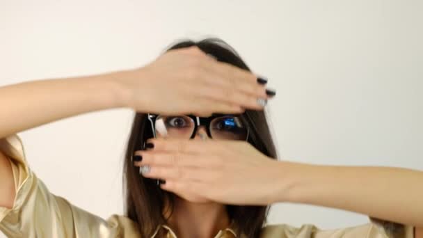 Bela Menina Mostrar Rosto Sorriso Com Mãos Bem Cuidadas — Vídeo de Stock