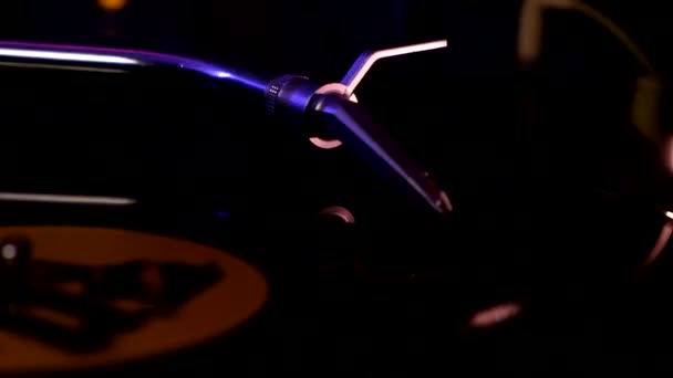 Disco Vinyl Platenspeler Met Gekleurde Lichtjes — Stockvideo