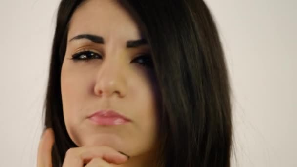 Красива Дівчина Робить Розчароване Обличчя Камері — стокове відео