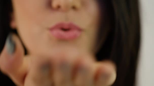 Mooi Brunette Italiaans Meisje Stuurt Kus Met Hand — Stockvideo