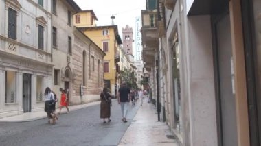 Verona, İtalya: 2018 10 08 Central Caddesi, güneşli bir günde. Yüksek kalite 4k görüntü