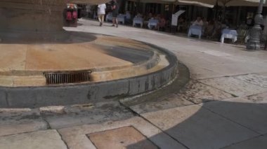 Verona, İtalya: 2018 10 08 merkez heykel güneşli bir günde pazar meydanında