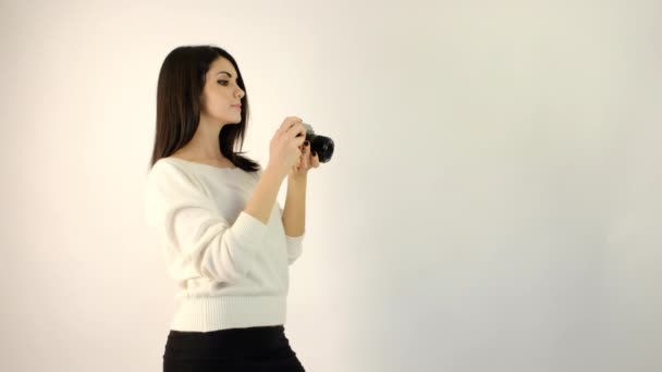 Schöne Brünette Italienische Mädchen Schießt Mit Der Kamera Studio Hochwertiges — Stockvideo