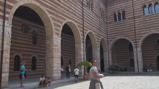イタリアのヴェローナ 2018 08正常な日の晴れた日に市庁舎広場 高品質4K映像 — ストック動画
