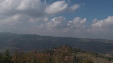 Emilian Apennines tepeleri güneşli bir günde