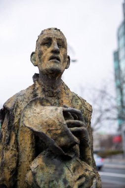 Dublin, Irelnad: 2016 04 03 Kıtlık Anıtı Özel Malikanesi yağmurlu bir günde dikildi. Yüksek kalite fotoğraf