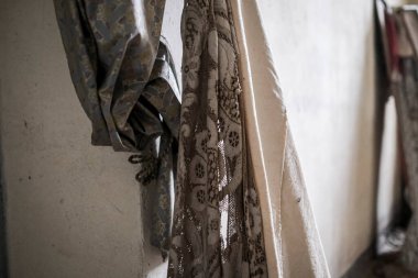 Terk edilmiş malikanenin perdeleri sökülmüş. Yüksek kalite fotoğraf