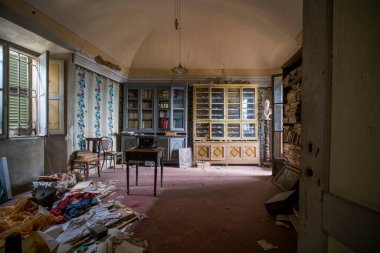 Terk edilmiş malikanede şifoniyeri olan bir yemek odası. Yüksek kalite fotoğraf