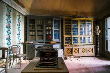 Terk edilmiş malikanede şifoniyeri olan bir yemek odası. Yüksek kalite fotoğraf