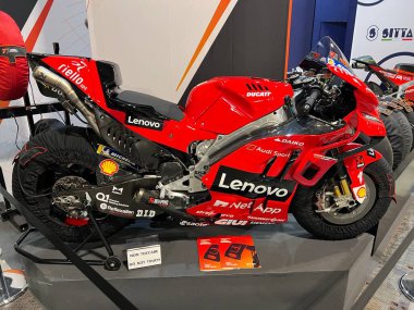 Milano, İtalya - 2021 11: Eicma Milano Bisiklet Fuarı Ducati MotoGp Bagnaia Miller pecco. Yüksek kalite fotoğraf