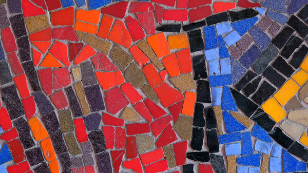 красочные мозаичные плитки на стене. Высокое качество фото