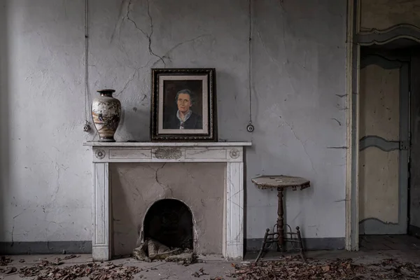 Terk edilmiş büyük evdeki yemek odasında şömine. Yüksek kalite fotoğraf