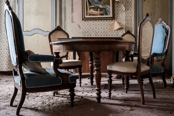 Terk edilmiş büyük bir evde sandalyeli ve masalı yemek odası. Yüksek kalite fotoğraf