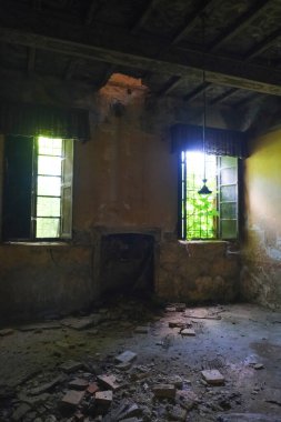 Terk edilmiş evde boş bir oturma odası. yüksek kaliteli fotoğraf