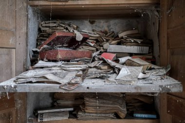 Terk edilmiş evdeki enkaz ve harabe kitaplarla kaplı kitaplık. Yüksek kalite fotoğraf