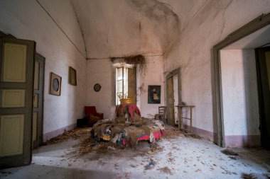 Büyük terk edilmiş evde dairesel kanepe. Yüksek kalite fotoğraf