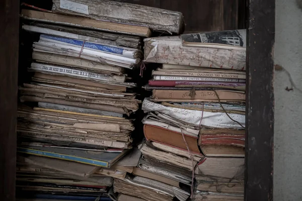 Estante Coberto Com Escombros Livros Ruínas Casa Abandonada Foto Alta — Fotografia de Stock