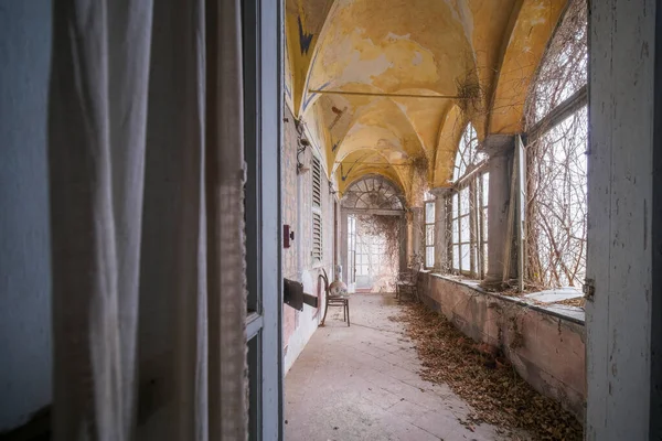 Terk Edilmiş Büyük Bir Eve Giriş Giriş Penceresi Yüksek Kalite — Stok fotoğraf