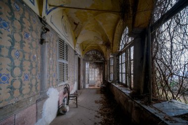 Terk edilmiş büyük bir eve giriş ve giriş penceresi. Yüksek kalite fotoğraf