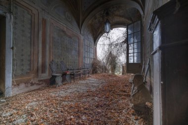 Terk edilmiş büyük bir eve giriş ve giriş penceresi. Yüksek kalite fotoğraf