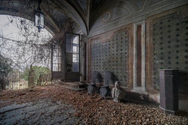 Terk edilmiş büyük bir eve giriş ve giriş penceresi. Yüksek kalite fotoğraf