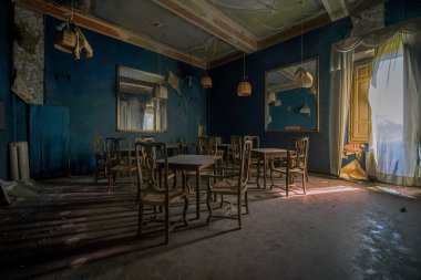 Terk edilmiş evde sandalyeleri ve masaları olan büyük bir yemek odası. yüksek kaliteli fotoğraf