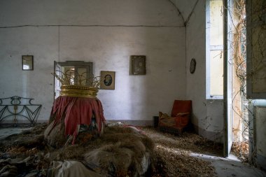 Büyük terk edilmiş evde dairesel kanepe. Yüksek kalite fotoğraf