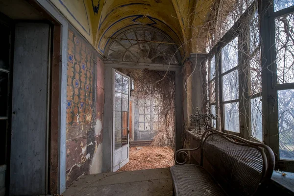 Terk edilmiş büyük bir eve giriş ve giriş penceresi. Yüksek kalite fotoğraf