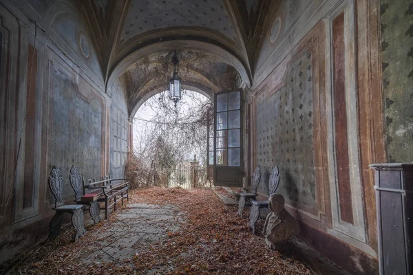 Janela Entrada Baía Grande Casa Abandonada Foto Alta Qualidade — Fotografia de Stock