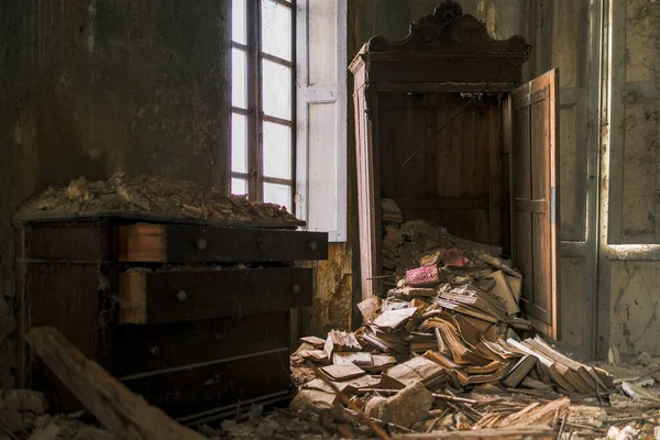 Ingestorte Boekenkast Groot Verlaten Huis Hoge Kwaliteit Foto — Stockfoto