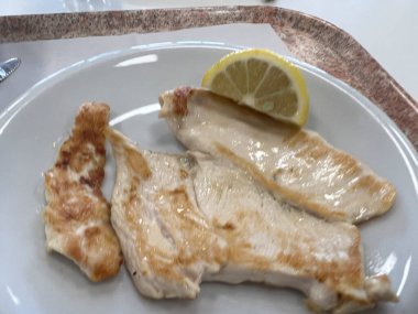 Beyaz tabakta limonlu domuz pirzolası. Yüksek kalite fotoğraf