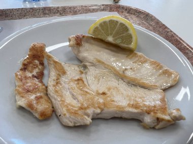 Beyaz tabakta limonlu domuz pirzolası. Yüksek kalite fotoğraf