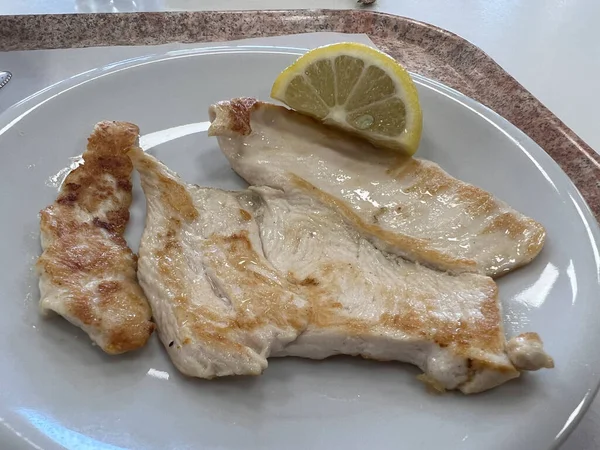 Beyaz tabakta limonlu domuz pirzolası. Yüksek kalite fotoğraf