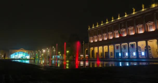 レッジョ エミリア イタリア 2022 24時間レースの勝利広場劇場の谷の光噴水の前に — ストック動画