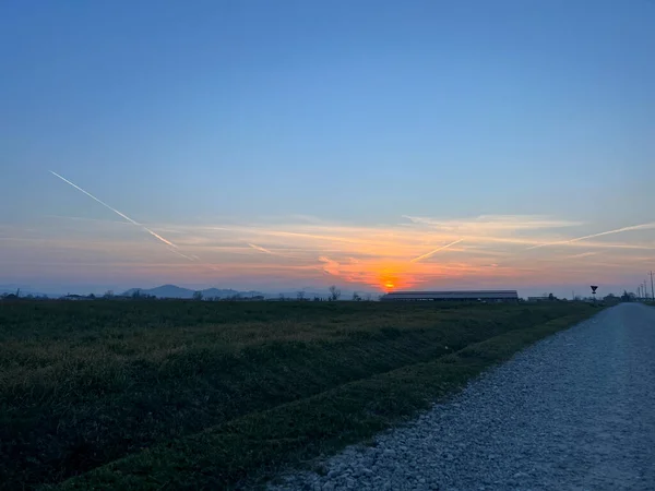 Poebene Schöner Sonnenaufgang Auf Den Bestellten Feldern Die Mit Frost — Stockfoto