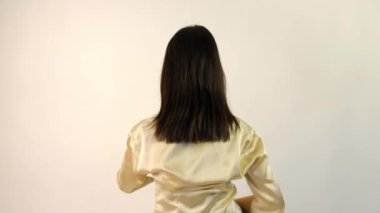 Güzel esmer İtalyan kız saçını tarıyor.