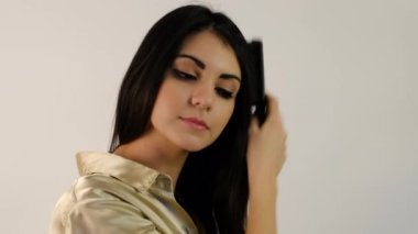 Güzel esmer İtalyan kız saçını tarıyor.