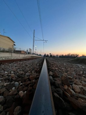 Tren yolu boyunca tren yolu. Yüksek kalite fotoğraf