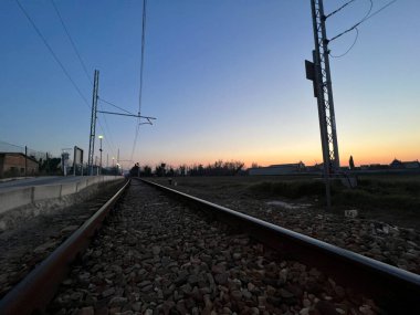 Tren yolu boyunca tren yolu. Yüksek kalite fotoğraf