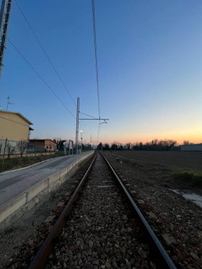 Tren yolu boyunca tren yolu. Yüksek kalite fotoğraf
