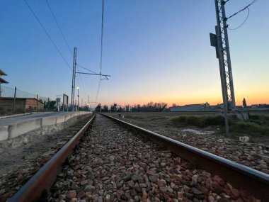 Tren yolu boyunca tren yolu. Yüksek kalite fotoğraf