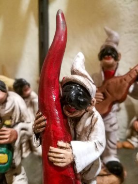 Napoli, İtalya: 2020 Pulcinella İsa 'nın doğumu sahnesi için boynuzlu heykel. Yüksek kalite fotoğraf