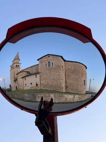 ビビアーノ レッジョ エミリア教会が鏡に映る 高品質の写真 — ストック写真
