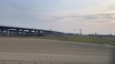 İtalya 'daki yüksek hızlı trenden Po Vadisi' nin panoraması. Yüksek kalite 4k görüntü