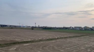 İtalya 'daki yüksek hızlı trenden Po Vadisi' nin panoraması. Yüksek kalite 4k görüntü