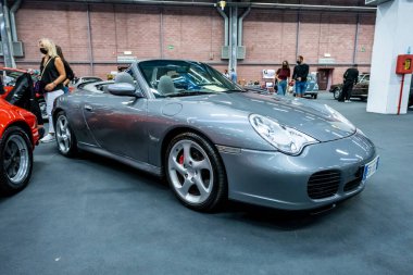 Modena, İtalya - 2021 07 04: Motor Vadisi Festivali arabası Porsche Carrera Cabrio ile buluşuyor. Yüksek kalite fotoğraf