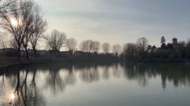 Reggio 'daki Villa d' Este göl manzaralı ve kuğulu bina.