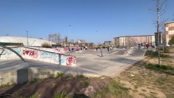 トリノ イタリア 2020 Mennea Park晴れた日には子供用スケートパークと両親があります 高品質4K映像 — ストック動画