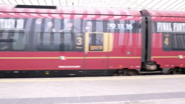 Reggio Emilia Ιταλία 2022 Italo Τρένο Υψηλής Ταχύτητας Φτάνει Στο — Αρχείο Βίντεο