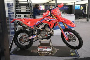 Milano, İtalya - 2021 11: Eicma Milano Bisiklet Fuarı Thomas Oldrati Honda Crf 250 Enduro. Yüksek kalite fotoğraf